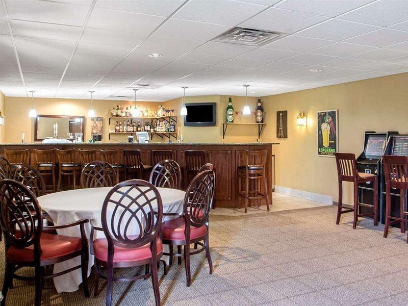 Comfort Suites Johnson Creek Conference Center Екстериор снимка