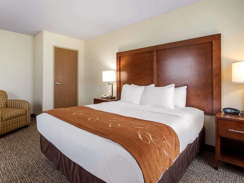 Comfort Suites Johnson Creek Conference Center Екстериор снимка
