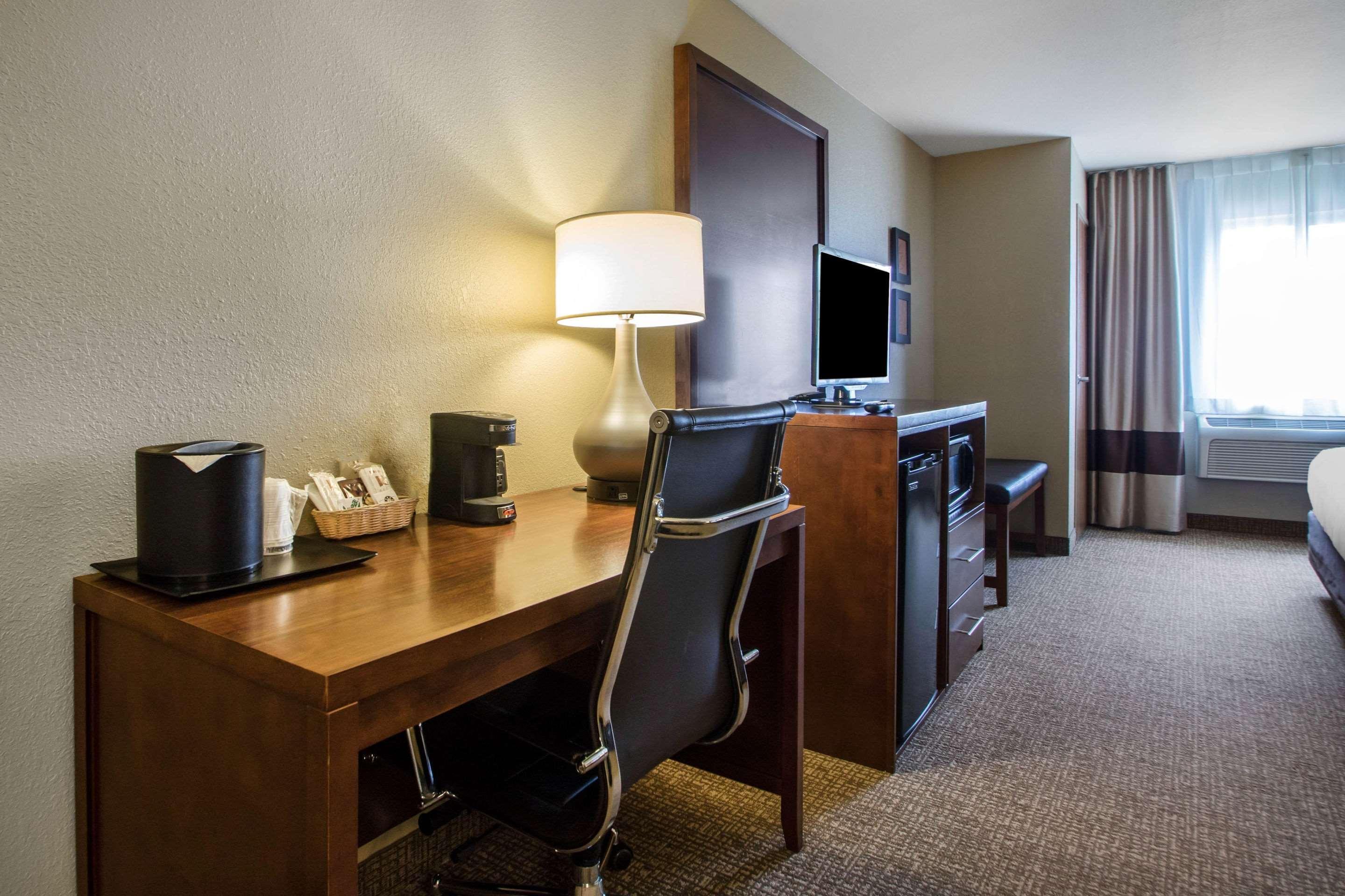 Comfort Suites Johnson Creek Conference Center Екстериор снимка
