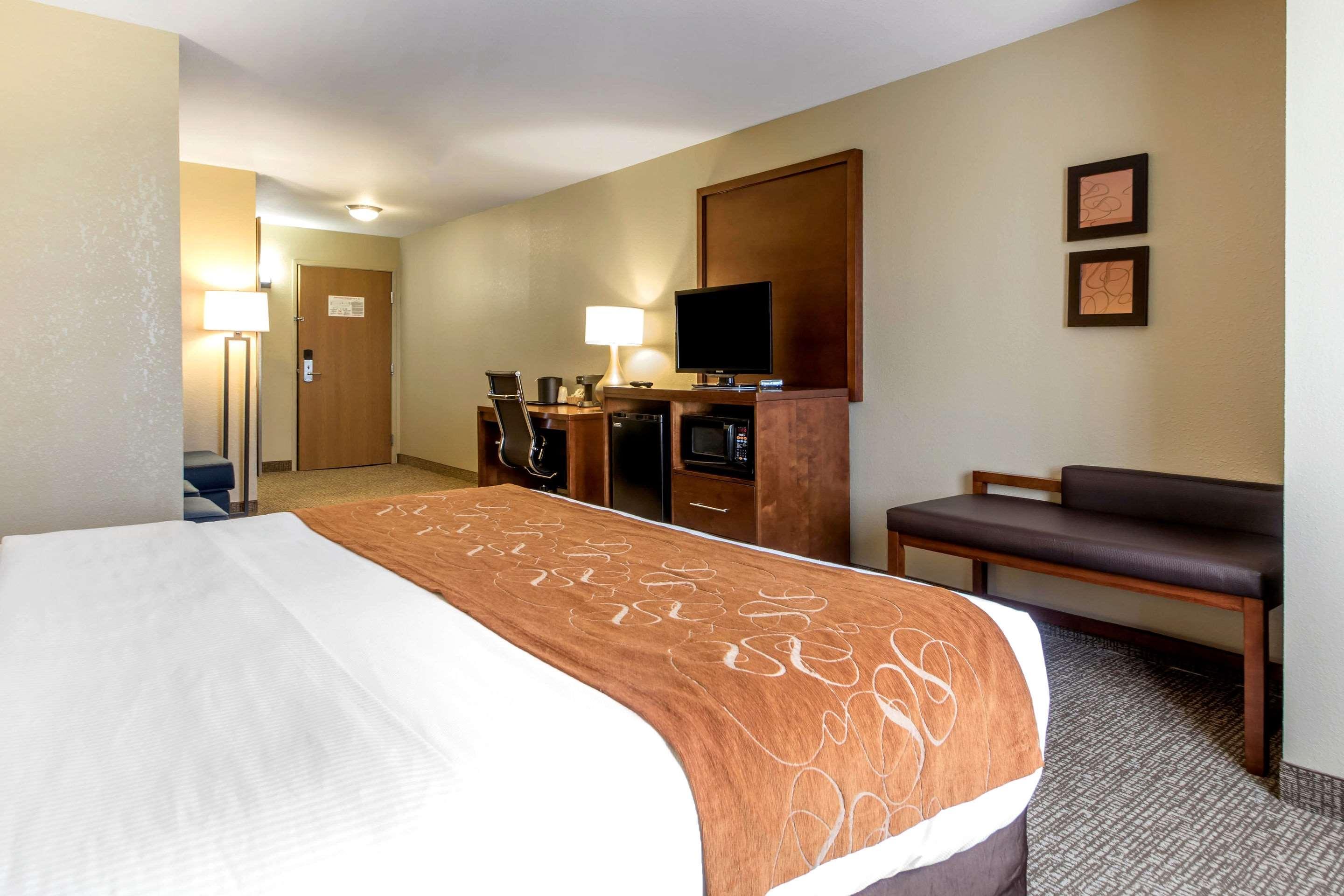 Comfort Suites Johnson Creek Conference Center Екстериор снимка