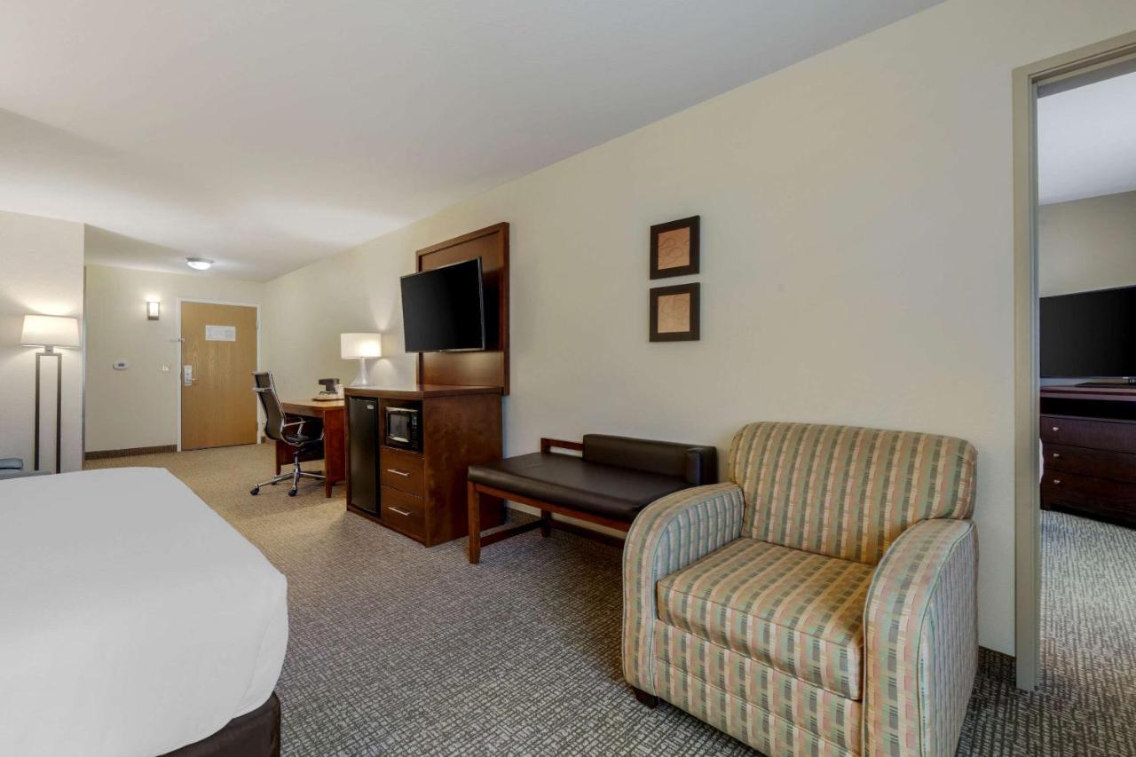 Comfort Suites Johnson Creek Conference Center Екстериор снимка