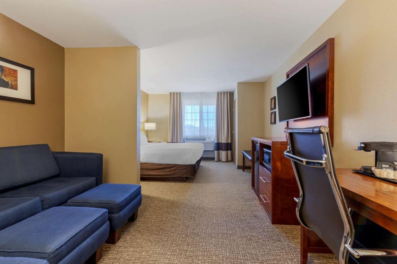 Comfort Suites Johnson Creek Conference Center Екстериор снимка