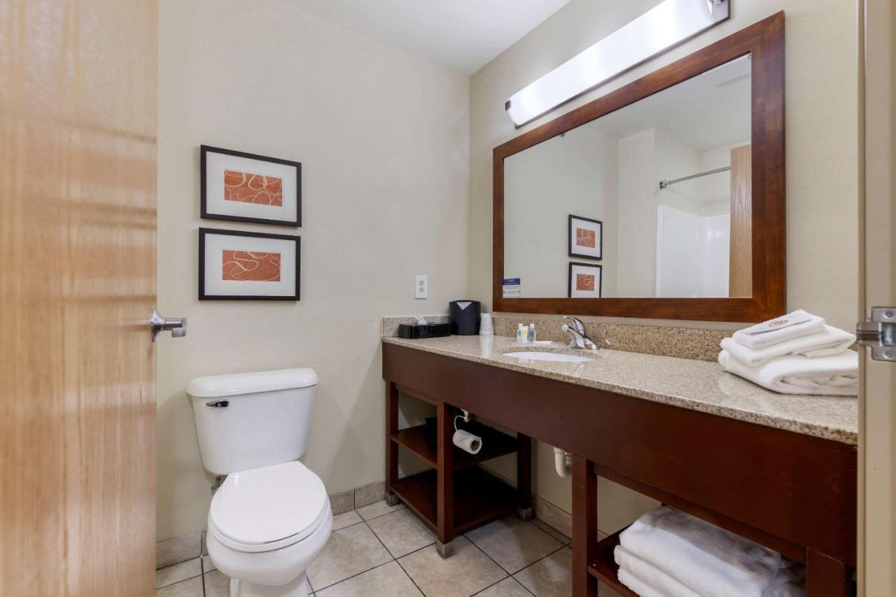 Comfort Suites Johnson Creek Conference Center Екстериор снимка