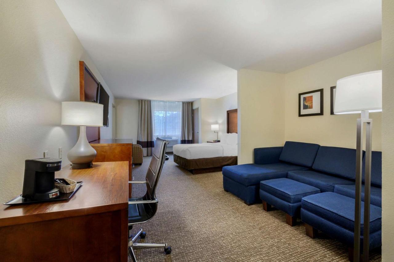 Comfort Suites Johnson Creek Conference Center Екстериор снимка