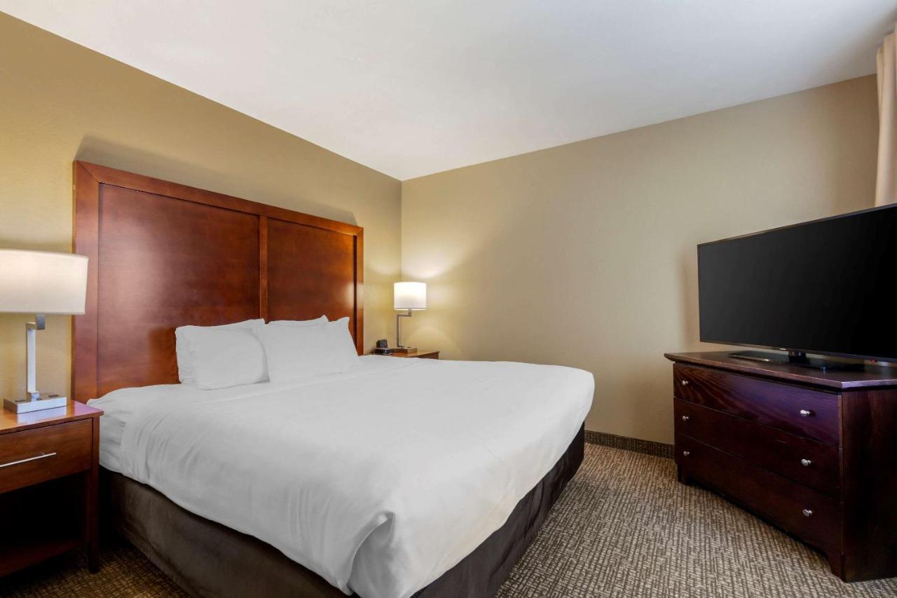 Comfort Suites Johnson Creek Conference Center Екстериор снимка