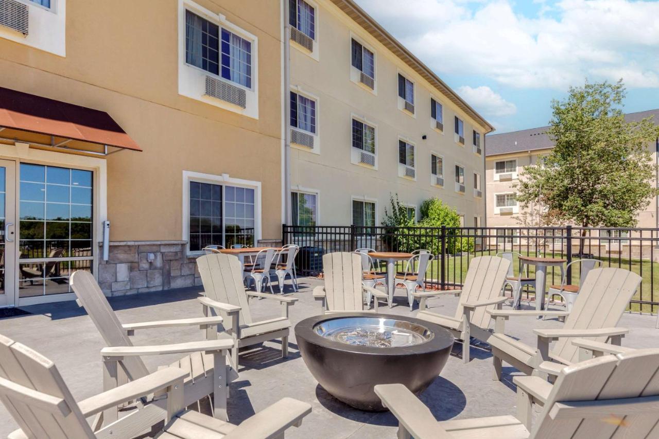 Comfort Suites Johnson Creek Conference Center Екстериор снимка