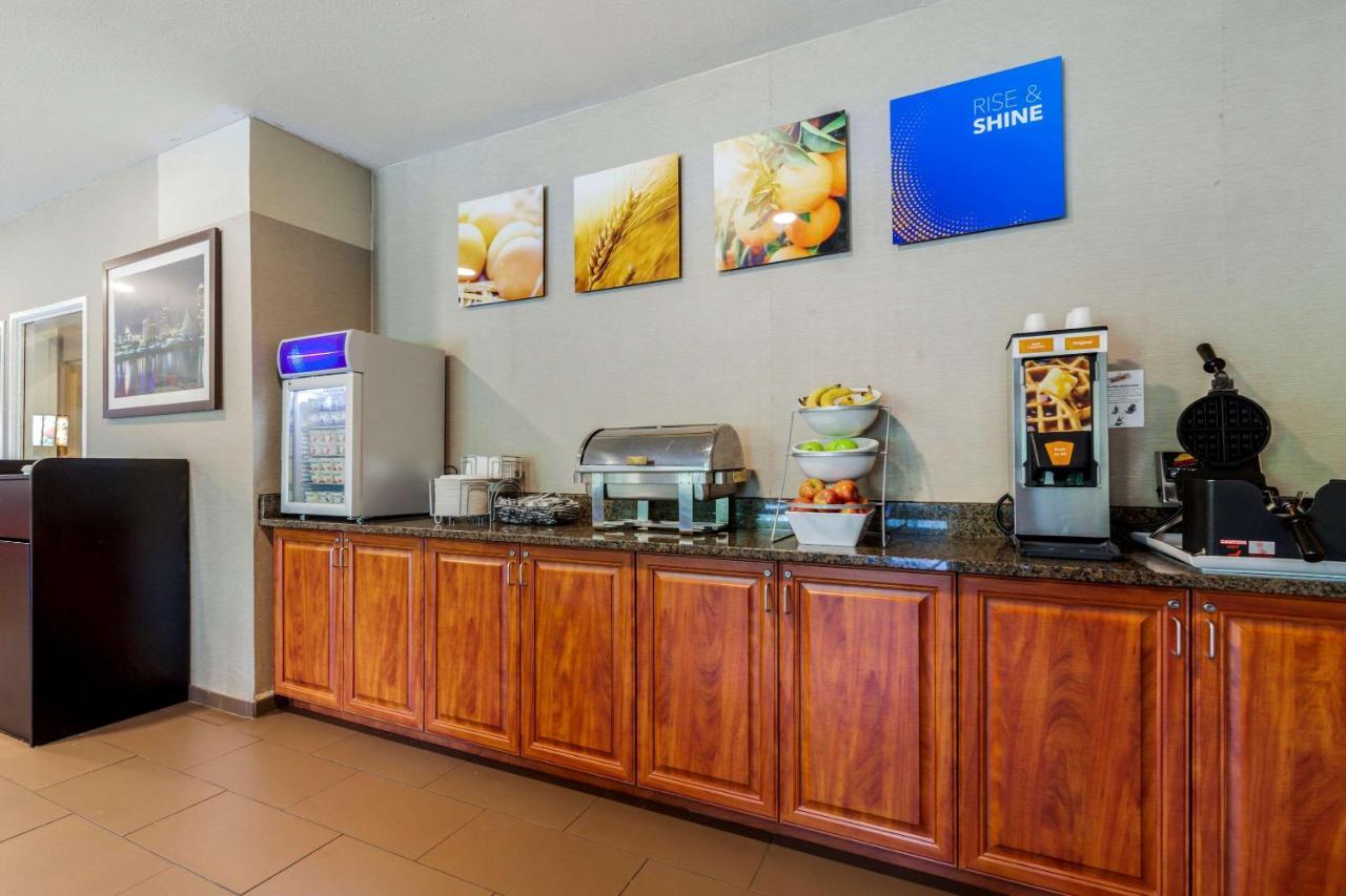 Comfort Suites Johnson Creek Conference Center Екстериор снимка