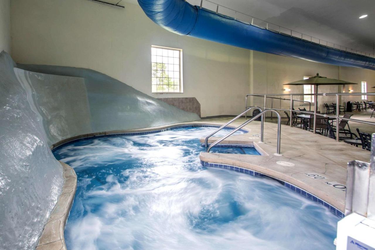 Comfort Suites Johnson Creek Conference Center Екстериор снимка