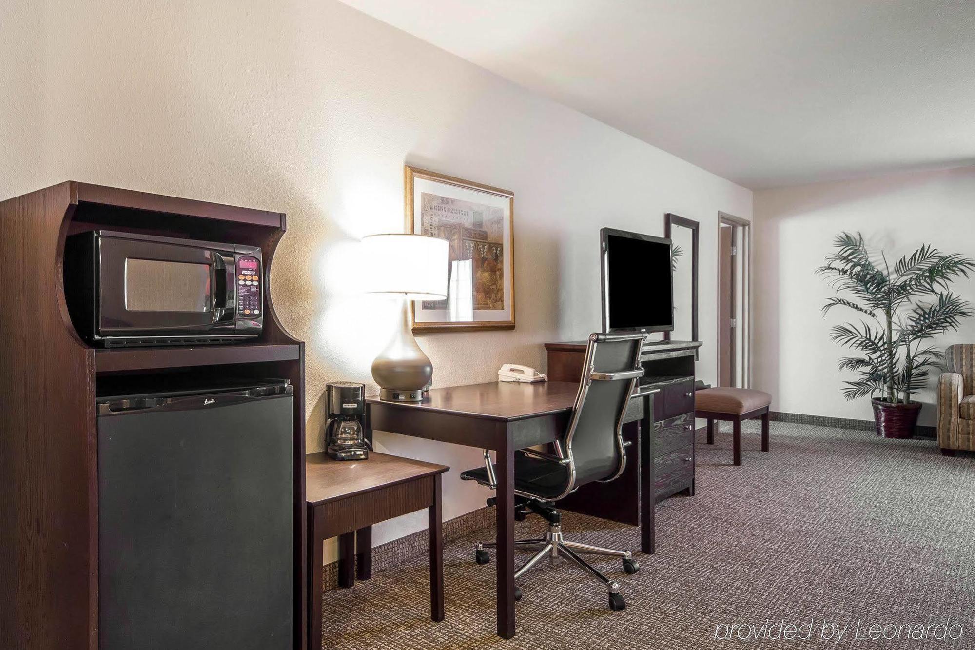 Comfort Suites Johnson Creek Conference Center Екстериор снимка