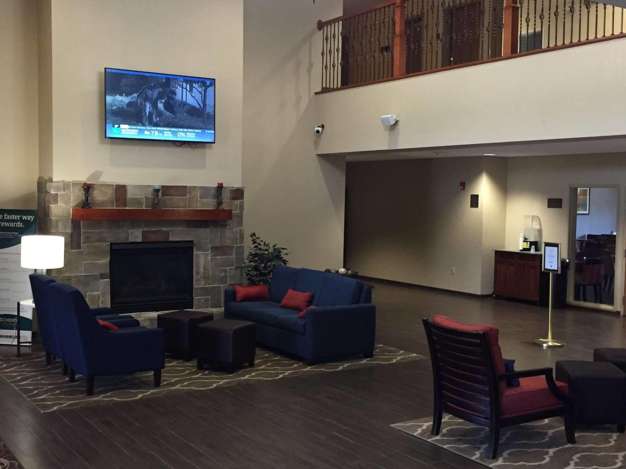 Comfort Suites Johnson Creek Conference Center Екстериор снимка