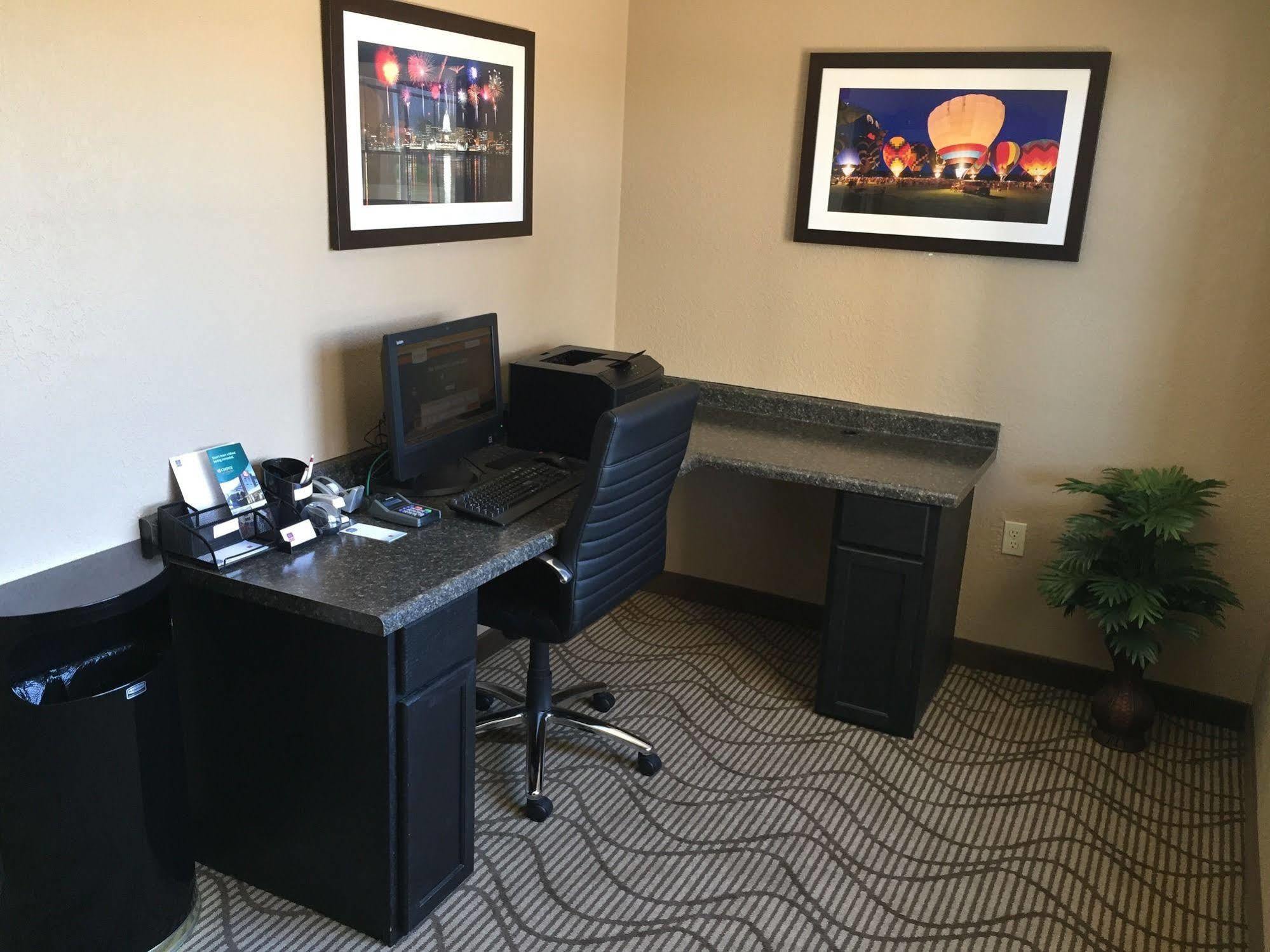 Comfort Suites Johnson Creek Conference Center Екстериор снимка